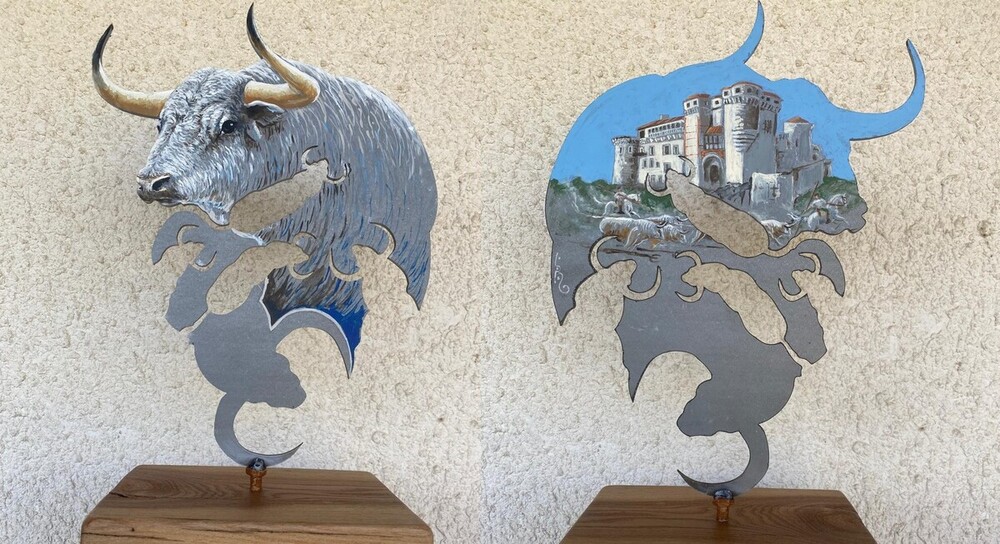 Caras A y B del Trofeo al Mejor Encierro de Cuellar este año, diseñado por Alfonso Rey. 