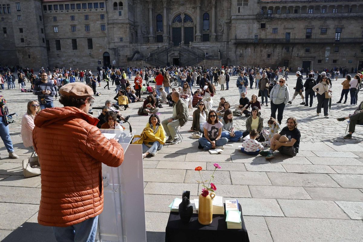 Leyendo en el Obradoiro entre un mar de selfies
