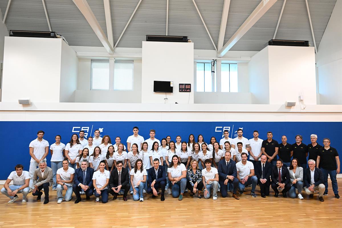 Foto de familia con el presidente del Gobierno Pedro Sánchez, y los integrantes del equipo español de natación artística