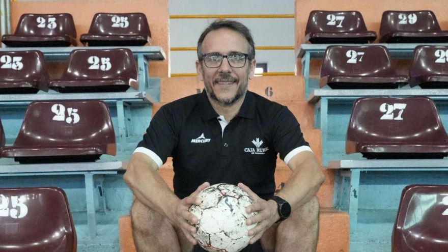 Félix Mojón, entrenador del BM Zamora, en el Ángel Nieto.