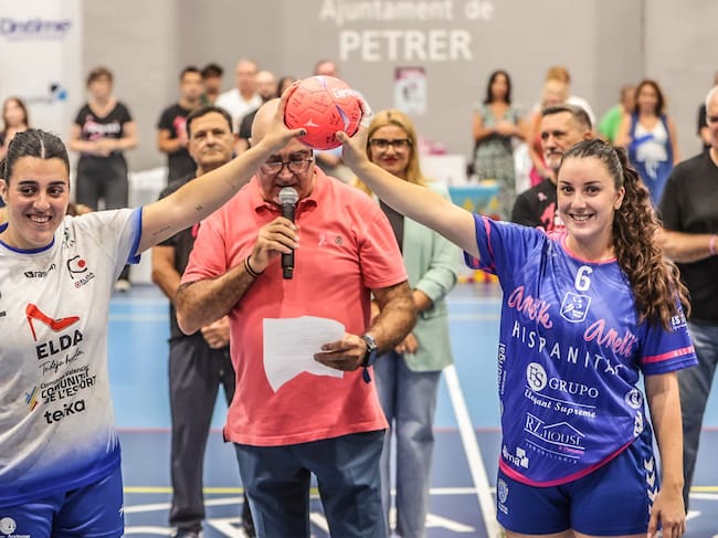 Magnífico ambiente de balonmano solidario