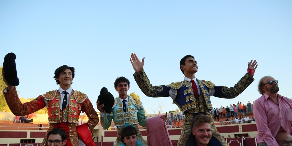Salida a hombros en Almonacid de Garibay, Robledo, Arias Samper y el ganadero de Dehesa de Guadarrama