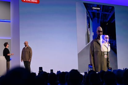 Mark Zuckerberg conversa mientras lleva las nuevas Display, cuya pantalla interna se proyecta en el exterior.