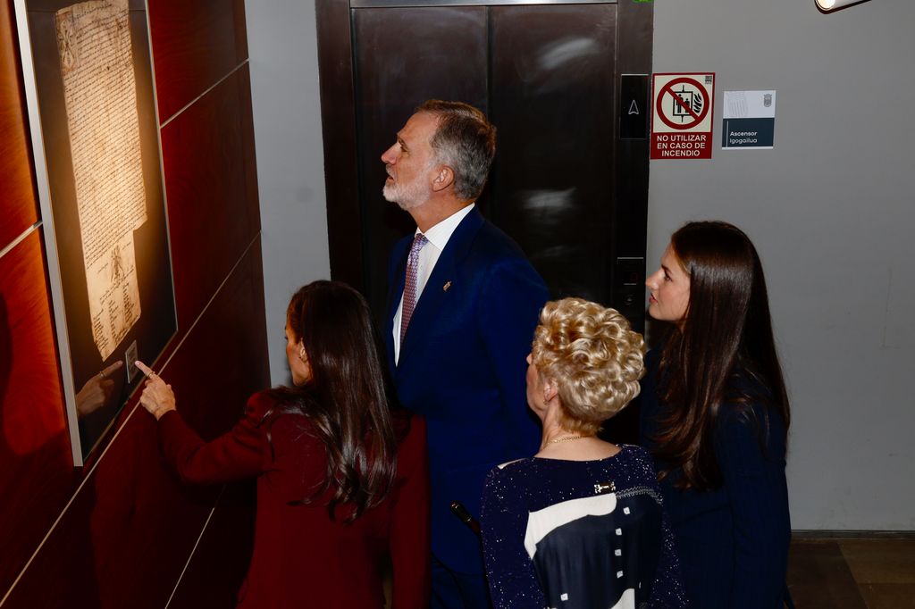 Los Reyes y Leonor en el interior del Ayuntamiento de Viana