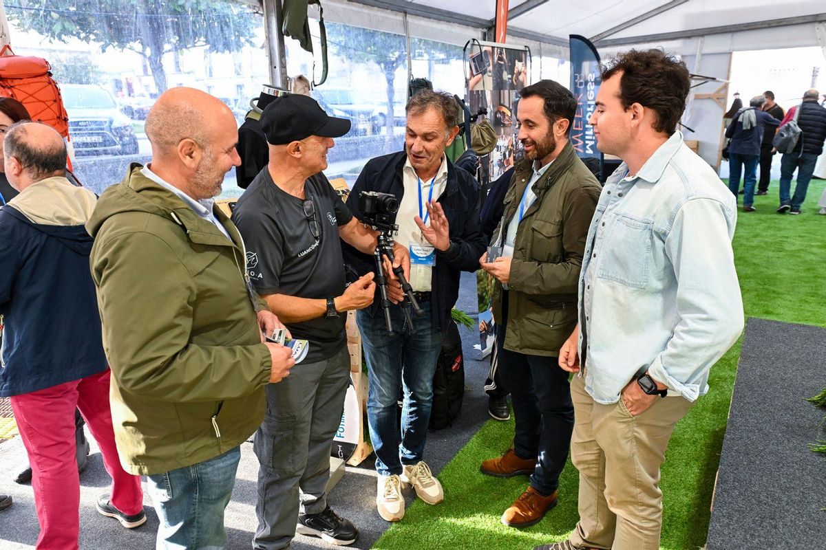 El alcalde de Gozón, Jorge Suárez -en el centro-, durante la inauguración de la feria.