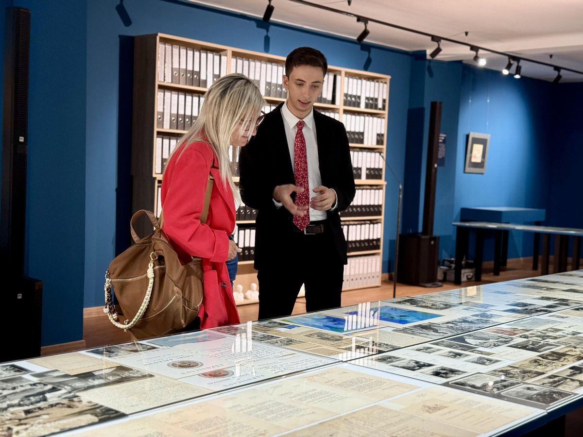 La exposición incluye documentos de todo tipo