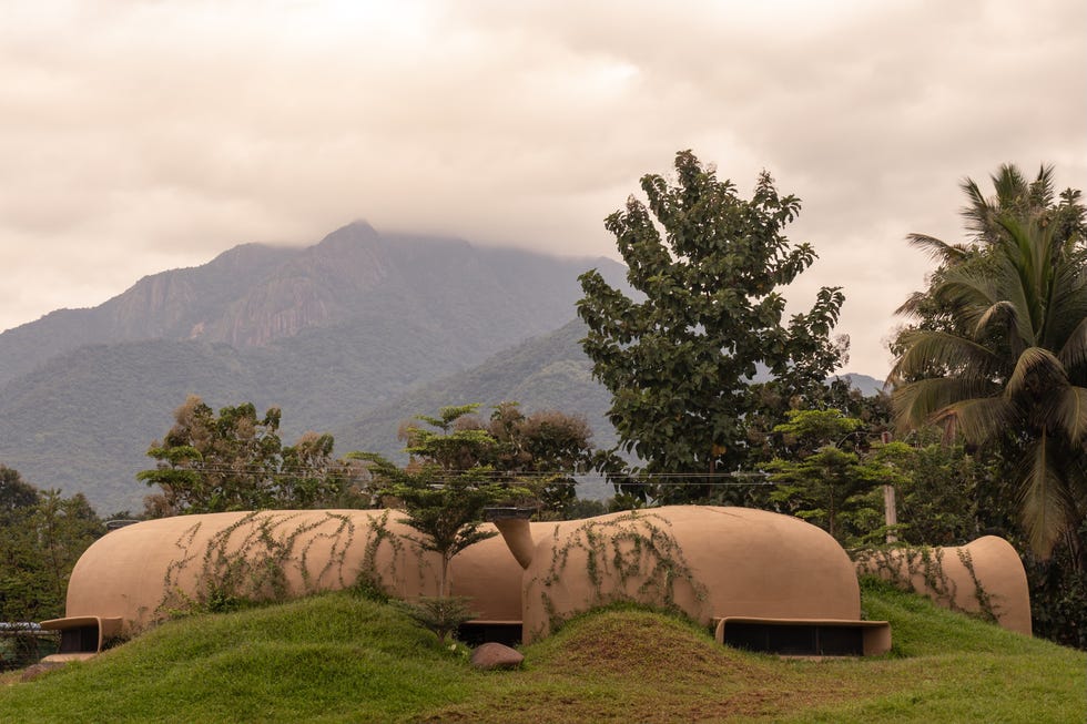 Esta casa rural de dos habitaciones y dos baños simula una cueva, es autosostenible y su estructura curva se va plegando casa rural de dos habitaciones y dos banos como cueva, es autosostenible y su estructura curva se va plegando