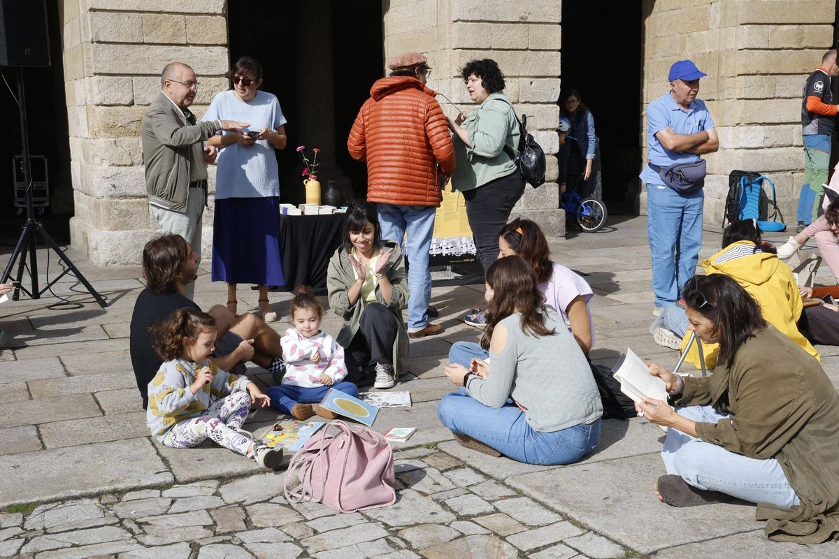 Leyendo en el Obradoiro entre un mar de selfies