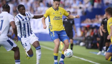 Mika mármol disputa un balón con Duk y Diawara en Butarque