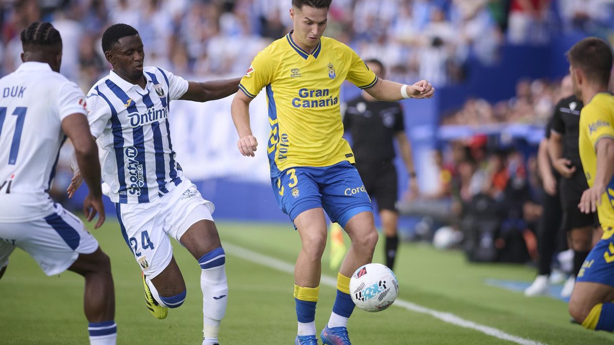 Mika mármol disputa un balón con Duk y Diawara en Butarque