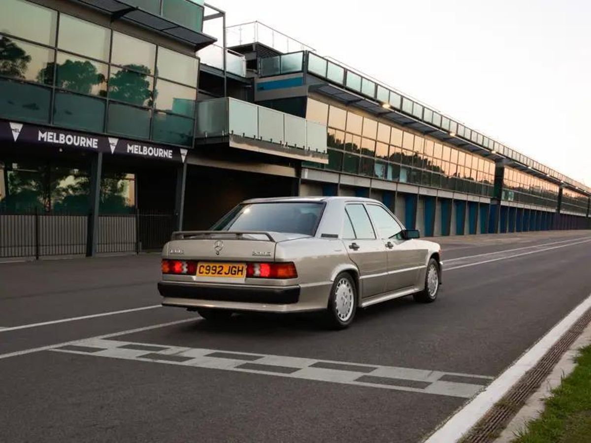 El Mercedes que era de Senna por detrás