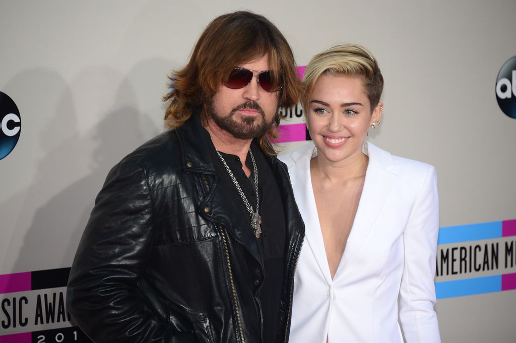Miley Cyrus dejó en claro que la relación con sus padre atraviesa por un buen momento