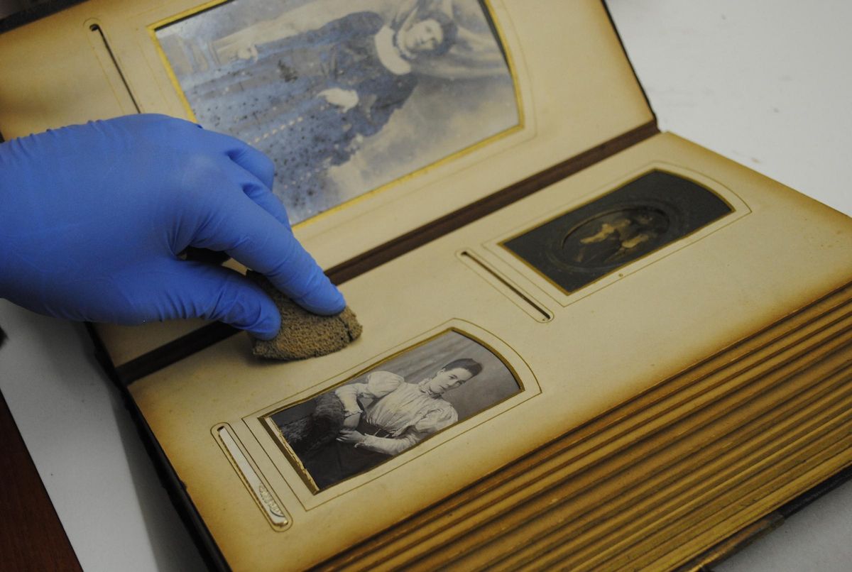 Uno de los álbumes de fotografía antigua depositados en los archivos del IEFC.