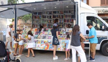 una librería que transforma las plazas en espacios de lectura