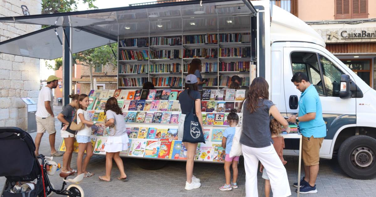 una librería que transforma las plazas en espacios de lectura