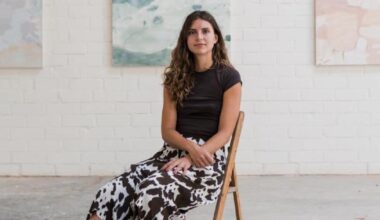 Alba Suau habita la Alzueta Gallery con ‘Plaza Blanca’, una exposición «sensorial»