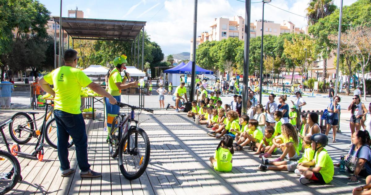 Los ciclistas del futuro aprenden movilidad con talleres y juegos