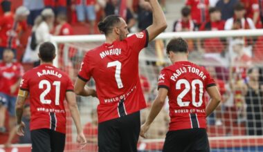 línea de cinco atrás con Muriqi y Joseph en la delantera