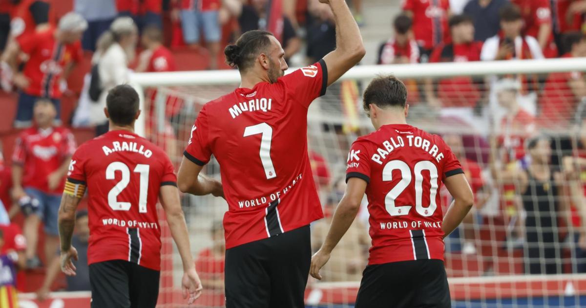 línea de cinco atrás con Muriqi y Joseph en la delantera