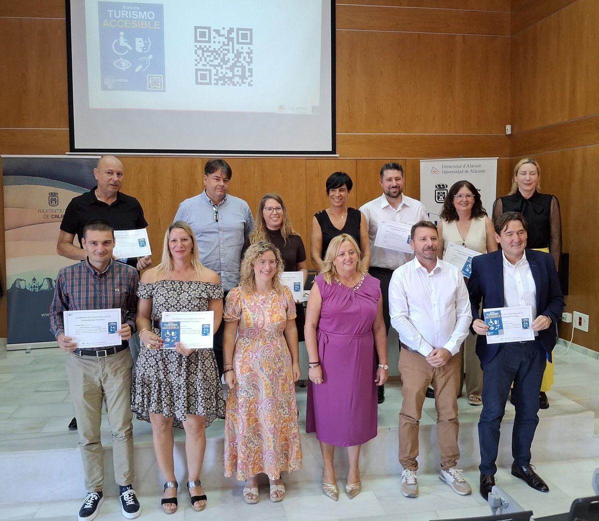 La foto de familia con los empresarios de hoteles, campings o áreas de autocaravanas comprometidos con el turismo accesible