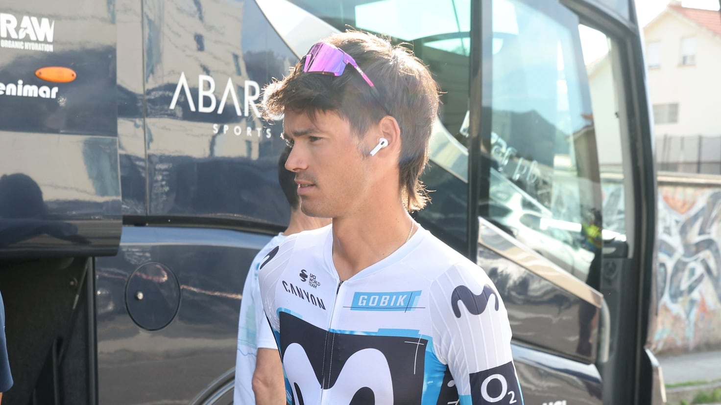 Javi Romo lo intentó, pero no pudo: se baja de la bici tras la caída
