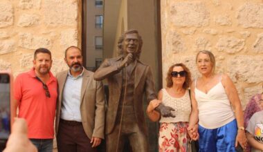 Inauguran la estatua de Camilo Sesto en Alcoy
