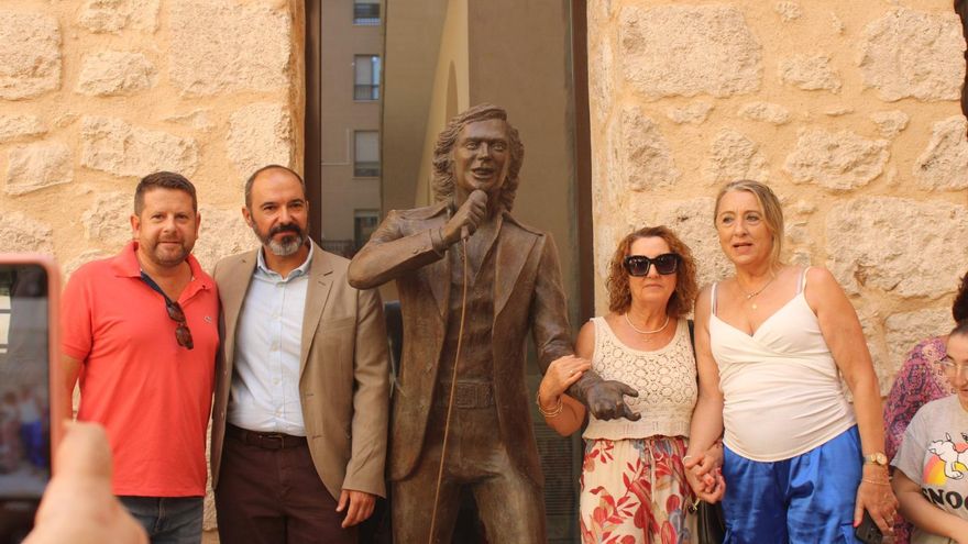 Inauguran la estatua de Camilo Sesto en Alcoy