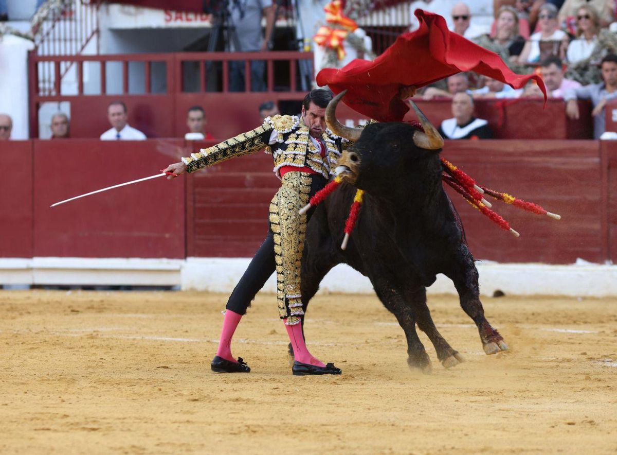 Emilio de Justo en un pase de pecho, muy ajustado. | ENRIQUE SOLER
