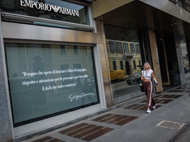 Todas las tiendas Armani de Milán cerraron toda la tarde como un gesto de respeto hacia su fundador