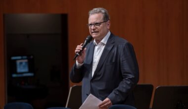Michael Haefliger se dirige al público que llenaba el KKL al comienzo de su concierto de despedida.