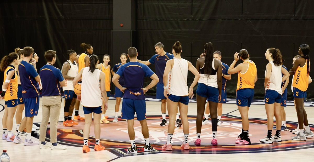 Rubén Burgos, con la plantilla en el último entrenamiento en la pista del Roig Arena.