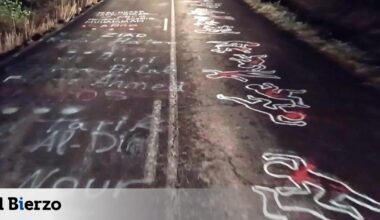 Una gran pintada con los nombres de niños gazatíes asesinados por Israel recibe a La Vuelta a España en El Bierzo