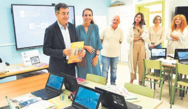 Román Rodríguez, ayer, con libros en papel en el balance del nuevo E-Dxigal.