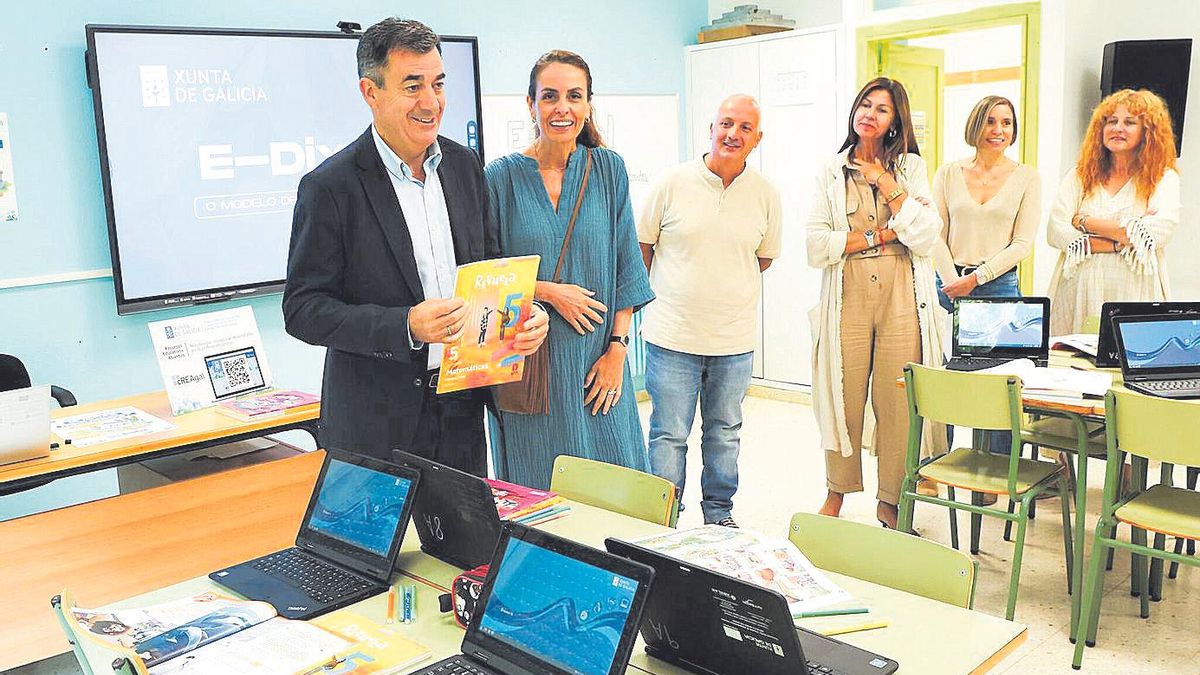 Román Rodríguez, ayer, con libros en papel en el balance del nuevo E-Dxigal.