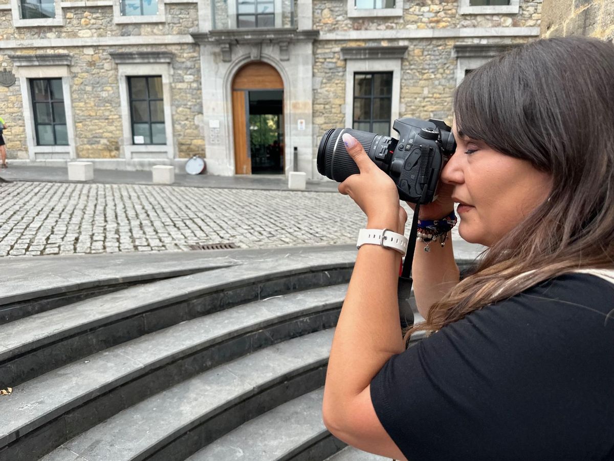 Nerea García tomando una foto, en la capital del concejo.