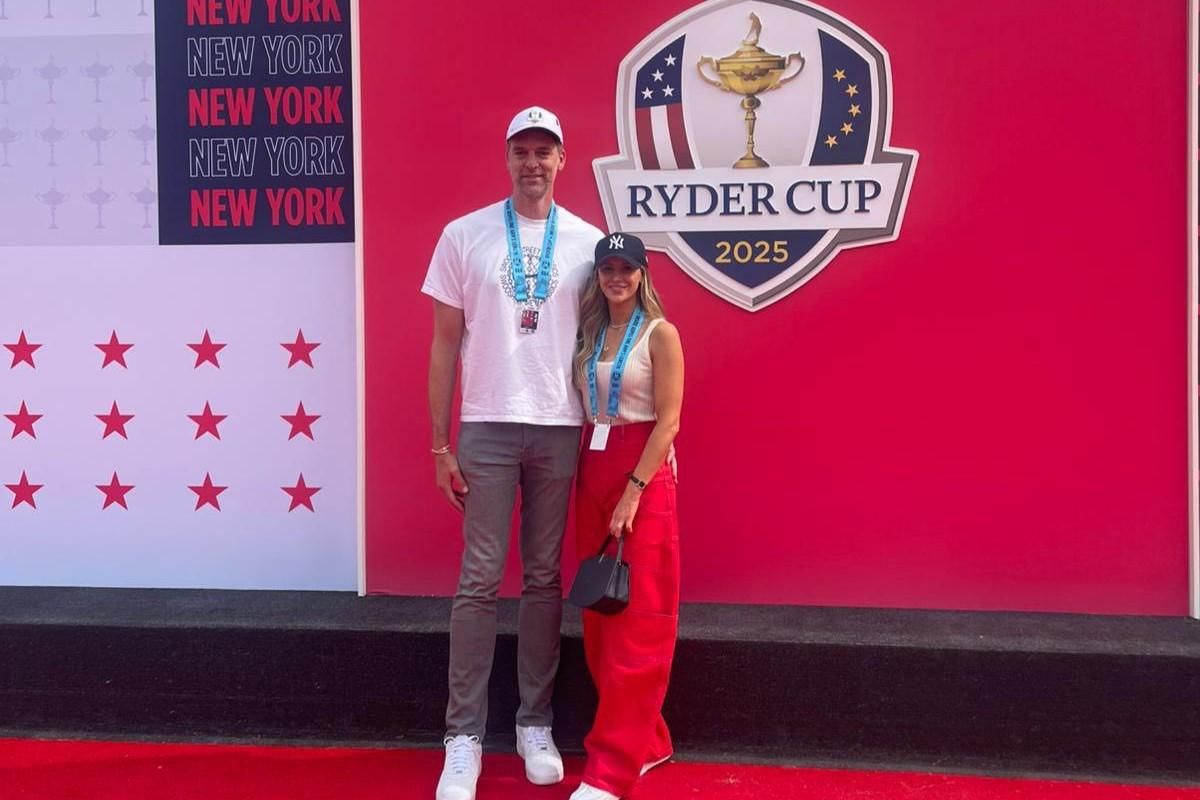 El ex jugador ha estado acompañado de su esposa en el campo de Bethpage Black