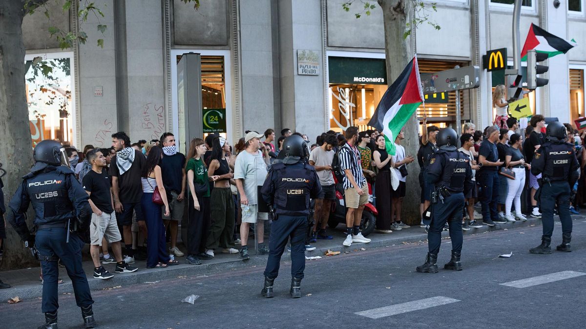 "¡Basta de alentar el caos que tanto daña la imagen de España y el prestigio de La Vuelta!"