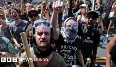 Qué es Antifa, el grupo de extrema izquierda enfrentado a los supremacistas blancos en EE.UU. y al que Trump quiere declarar como "terrorista"
