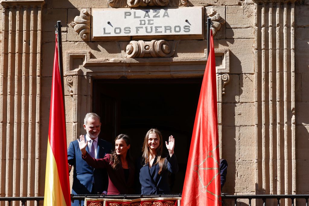 Los Reyes y la princesa Leonor saludan desde el balcón del Ayuntamiento de Viana