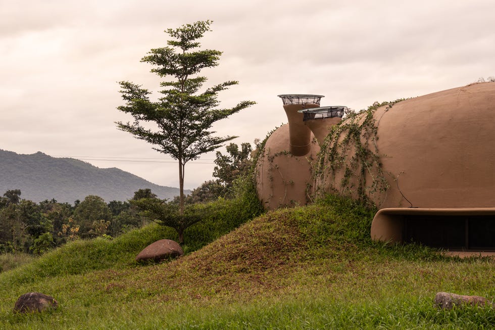 Esta casa rural de dos habitaciones y dos baños simula una cueva, es autosostenible y su estructura curva se va plegando casa rural de dos habitaciones y dos banos como cueva, es autosostenible y su estructura curva se va plegando