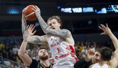 Aleksander Balcerowski captura un rebote en presencia de Jusuf Nurkic.