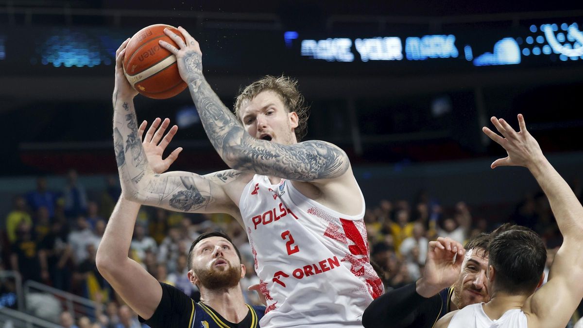 Aleksander Balcerowski captura un rebote en presencia de Jusuf Nurkic.