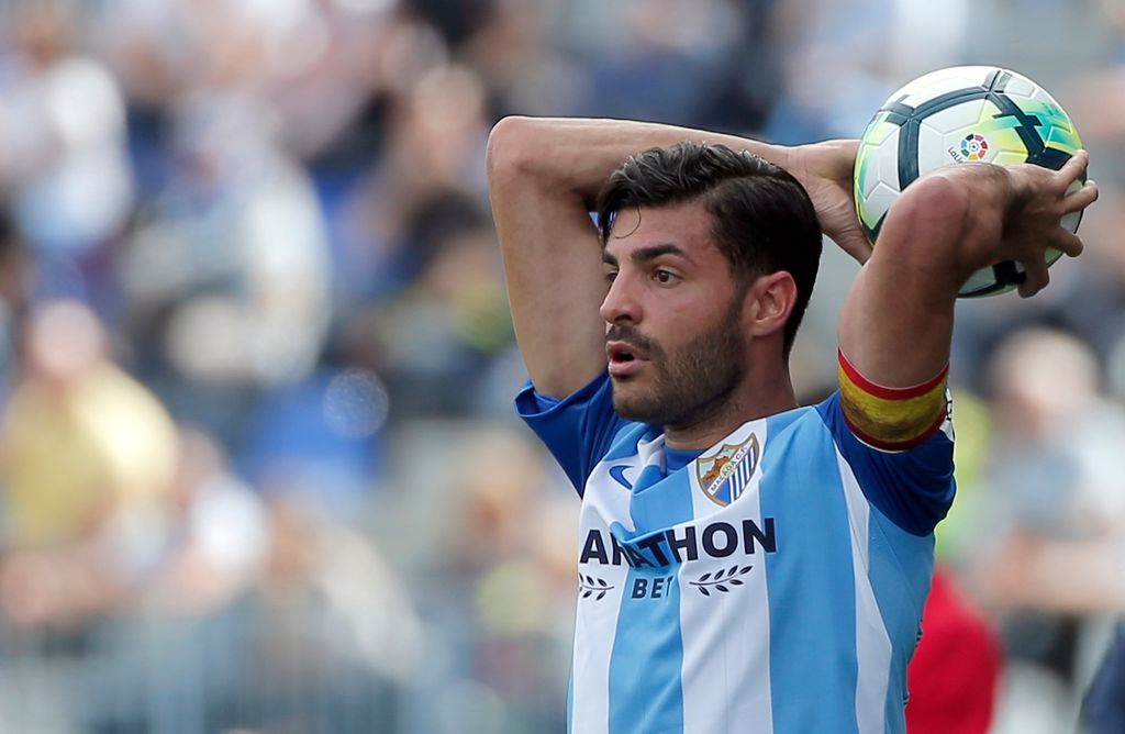 El futbolista Miguel Torres durante el partido de La liga entre el Málaga y la Real Sociedad en el estadio de la Rosaleda en 2018
