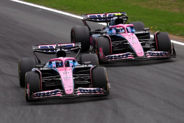 Pierre Gasly y Franco Colapinto en el circuito de Zandvoort, donde una desinteligencia privó al piloto argentino de pulsearle el décimo puesto a Esteban Ocon (Haas) y así sumar su primer punto con Alpien
