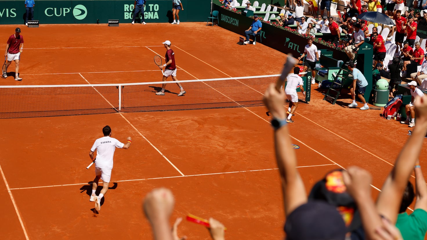 Munar y Martínez vencen en el dobles para que España siga con vida