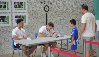 Toni Martínez y Víctor Parada firman autógrafos en las piscinas de Gamarra