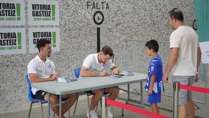 Toni Martínez y Víctor Parada firman autógrafos en las piscinas de Gamarra