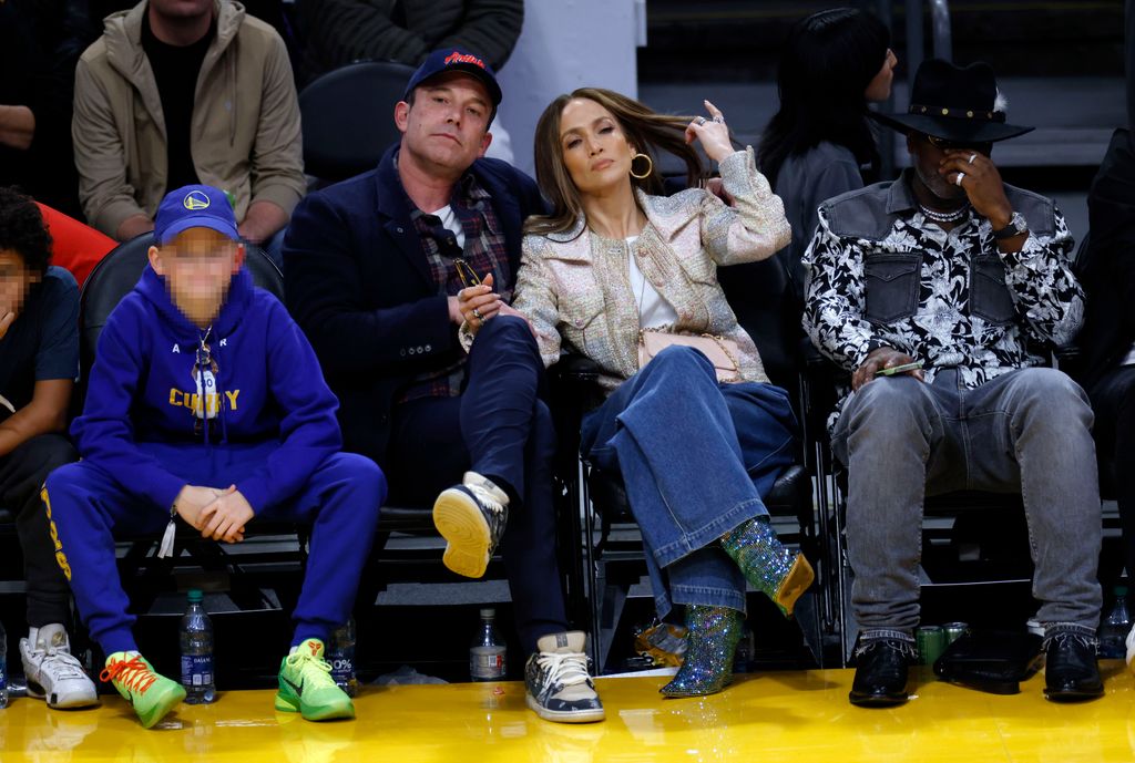 Jennifer Lopez, Ben Affleck y su hijo Samuel en marzo de 2024, en un partido de Los Angeles Lakers y uno de sus últimos planes en familia antes de su divorcio