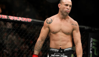 Un vídeo muestra el momento en que un icono de la UFC es noqueado por un hombre vestido de esmoquin tras un caótico debut en el boxeo