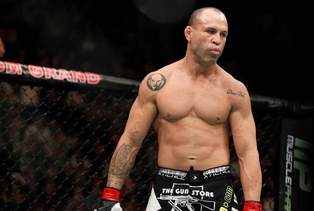 Un vídeo muestra el momento en que un icono de la UFC es noqueado por un hombre vestido de esmoquin tras un caótico debut en el boxeo